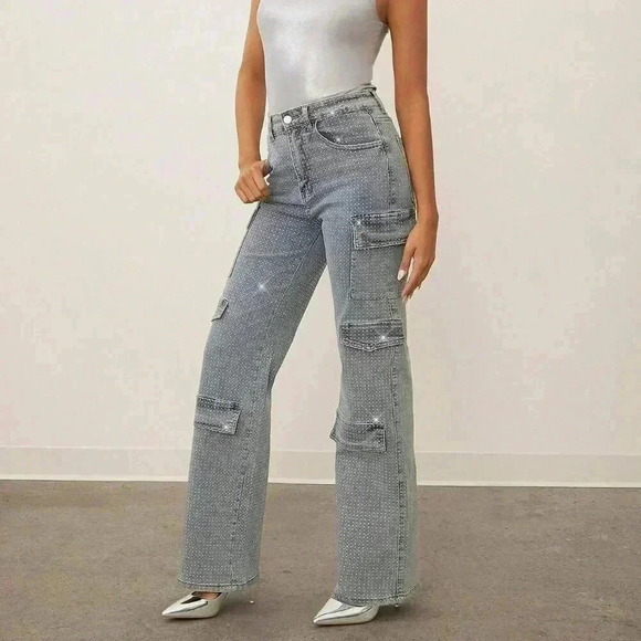 Medium Wash Curvy Women's Flap Pocket Side Cargo Mid Ride Jeans - Picture 3 of 6